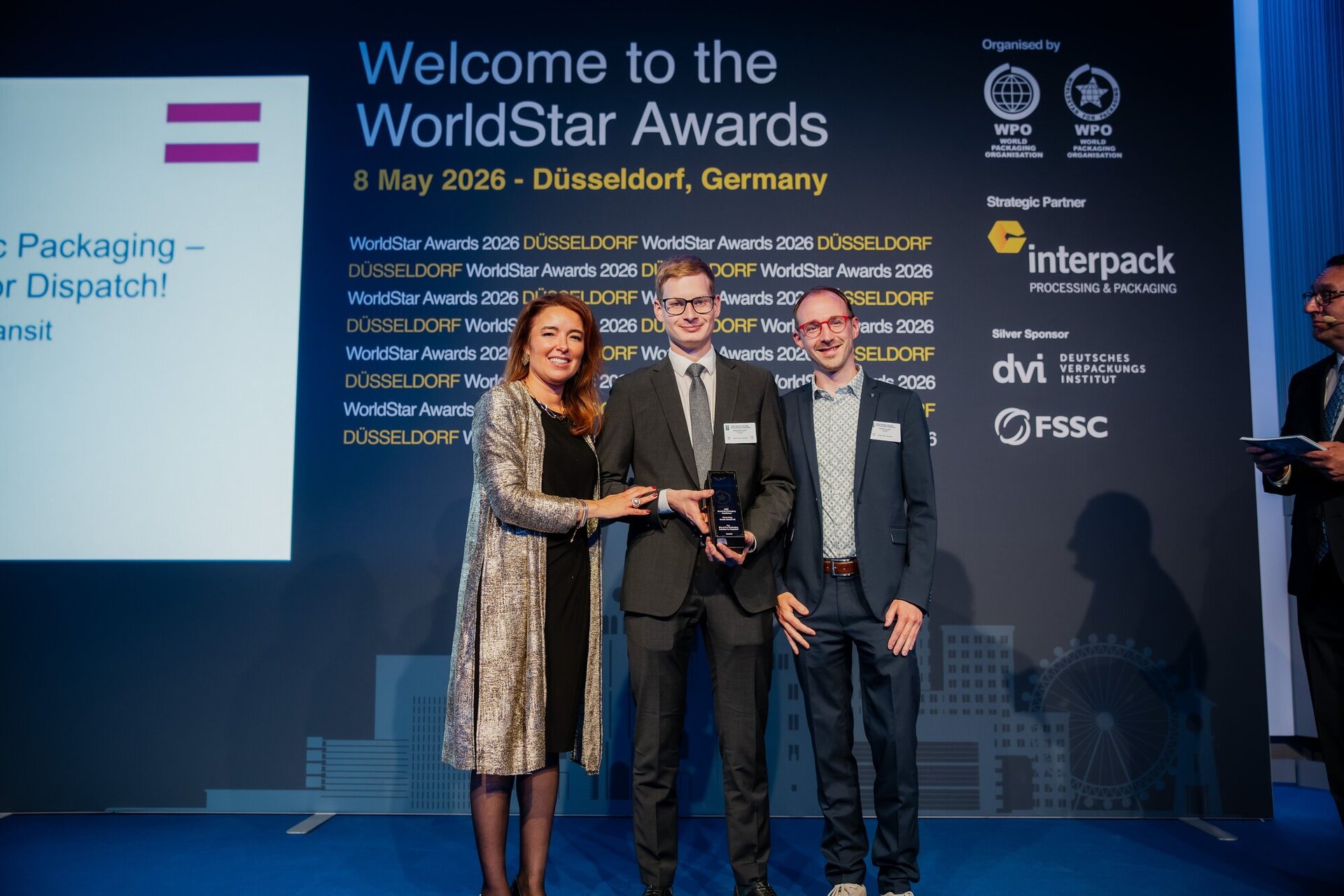 Bildunterschrift: Clemens Leiter (rechts) nimmt in Düsseldorf den WorldStar Packaging Award 2026 entgegen.