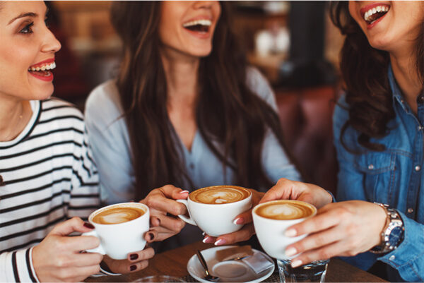 Freundinnen trinken Kaffee